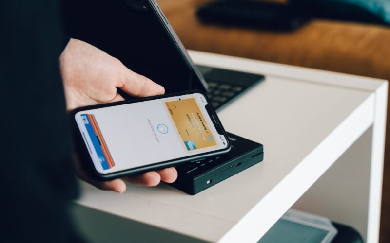 The Benefits and Drawbacks of Mobile Payment Technology